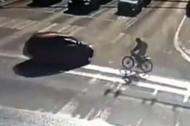  &laquo;Перелетел через капот&raquo;: автомобиль и электровелосипед столкнулись в Кургане