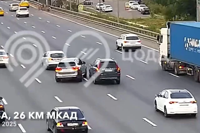  Играл в «шашки» за рулем: в объектив камер попал момент очередного ДТП на МКАД