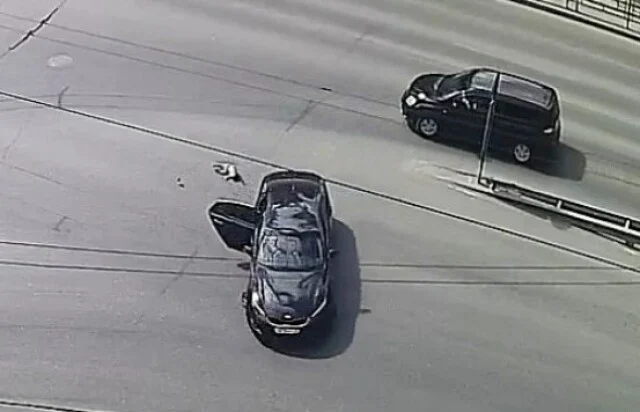  В Петрозаводске во время движения из машины выпал ребенок
