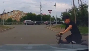  &laquo;Неожиданно выехал на проезжую часть&raquo;: в Красноярске автомобиль сбил 11-летнего велосипедиста