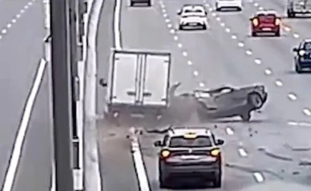  «Чудом успел отбежать»: фургон снёс легковой автомобиль на МКАД