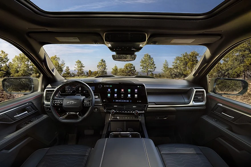 На фото: салон нового Chevrolet Silverado Trail Boss