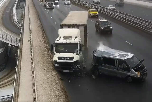  Большегруз въехал в микроавтобус на МСД