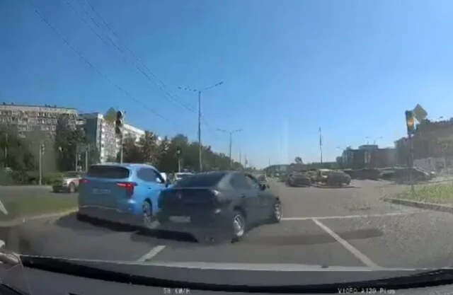  Что-то пошло на так: водитель седана решил поиграть в «шашки» за рулем и попал в ДТП