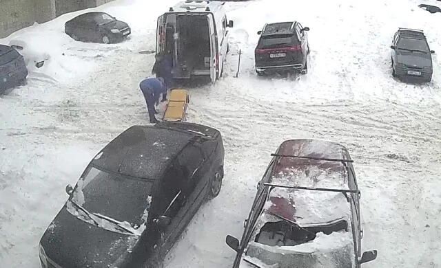  В Глазове упавшая с крыши дома льдина смяла припаркованный автомобиль
