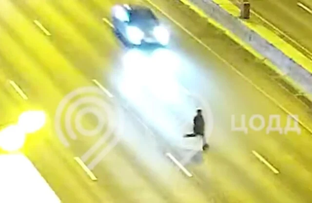  Пешеход пытался перебежать МКАД и попал под колеса автомобиля