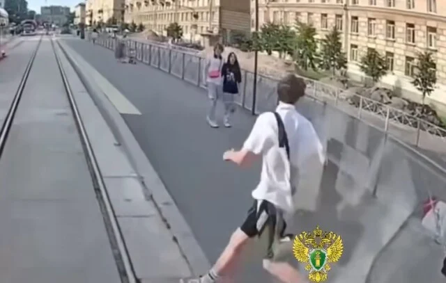  Подросток попал под трамвай в Петербурге