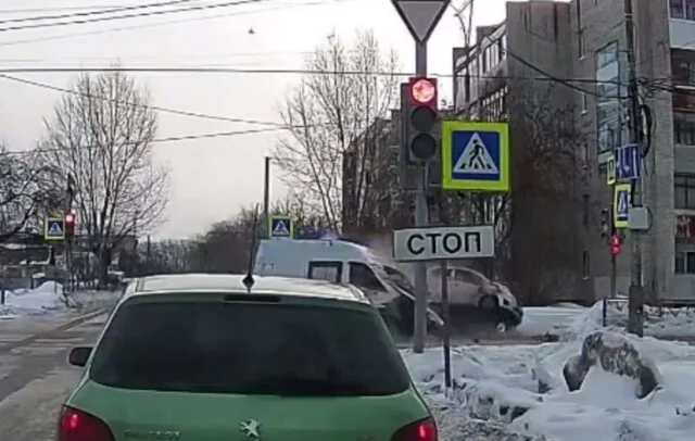  Скорая с тяжелобольным пациентом попала в ДТП в Каменске-Уральском