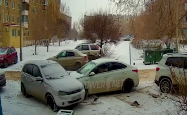 	ДТП во дворе в Волжском: водитель седана не вписался в поворот и врезался в два автомобиля
