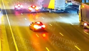  Водитель чинил машину посреди МКАД и спровоцировал массовое ДТП