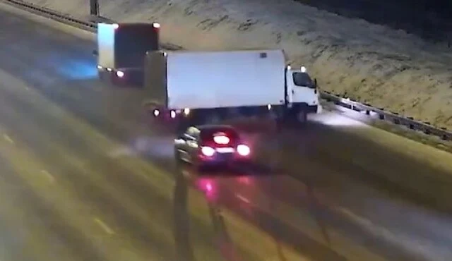  Фигурное катание на МКАД: водитель фургона пытался уйти от столкновения и врезался в ограждение