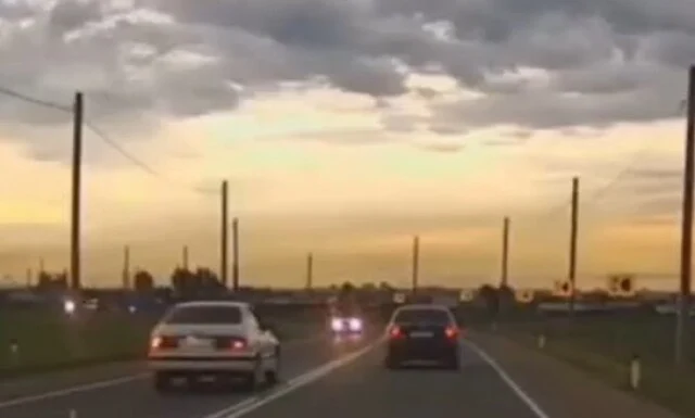  Неудачный обгон через сплошную: автомобиль вылетел в кювет в Иркутске