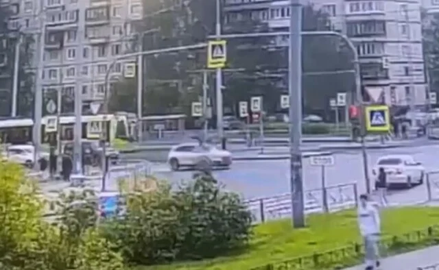  «Перебегал дорогу на красный»: подросток попал под колеса Audi в Петербурге