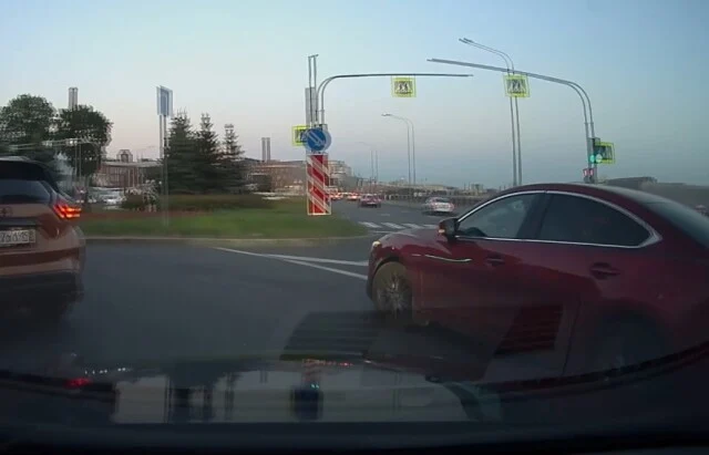  Конфликт на дороге в Петербурге: второряднику не понравилось, что его «подрезали»