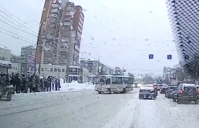  В Иванове водитель автобуса решил &laquo;подрифтовать&raquo; и врезался в припаркованные &laquo;Жигули&raquo;