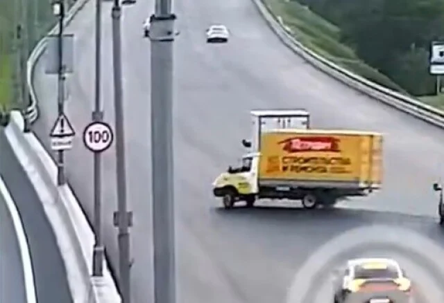  16-летний подросток на «Газели» врезался в ограждение на МКАД