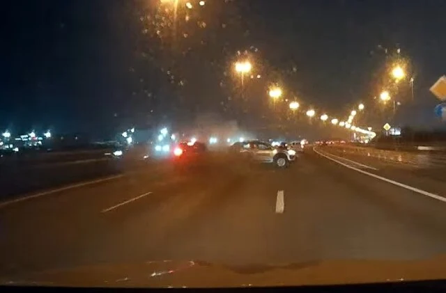  «Торопыга сломал ногу»: два автомобиля столкнулись на КАД в Петербурге