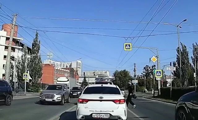  ДТП и дорожный конфликт в Омске: самокатчик обиделся и начал бить по машине ногами