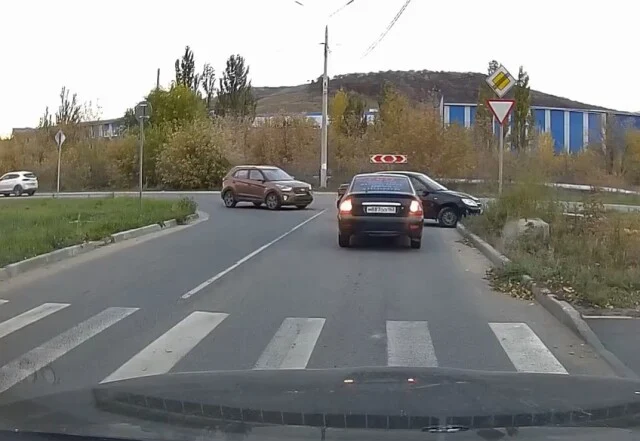  «Дал, дал, ушёл»: водитель кроссовера «скрылся» с места ДТП в Жигулёвске