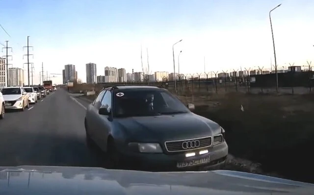  &laquo;Я автоюрист и я прав!&raquo;: в Петербурге водитель хотел объехать пробку и устроил ДТП