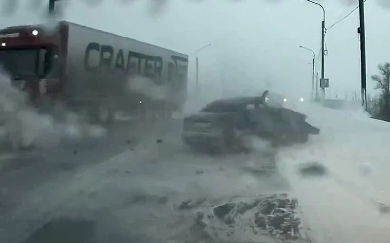  Chevrolet Lanos столкнулся с фурой на обходе Вологды