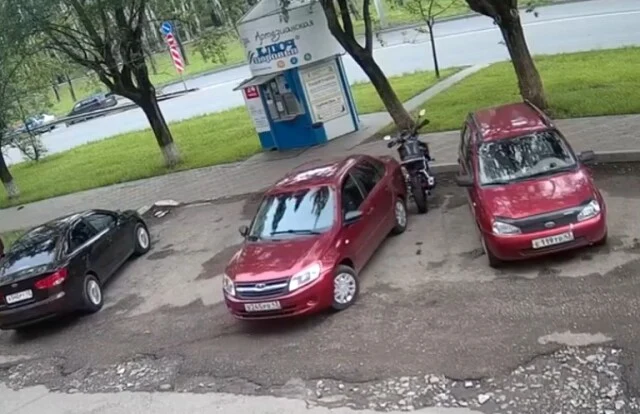  В Кирове водитель &laquo;Гранты&raquo; устроил ДТП во дворе и скрылся