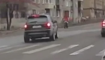  В Красноярске водитель автомобиля, поворачивая налево, сбил курьера