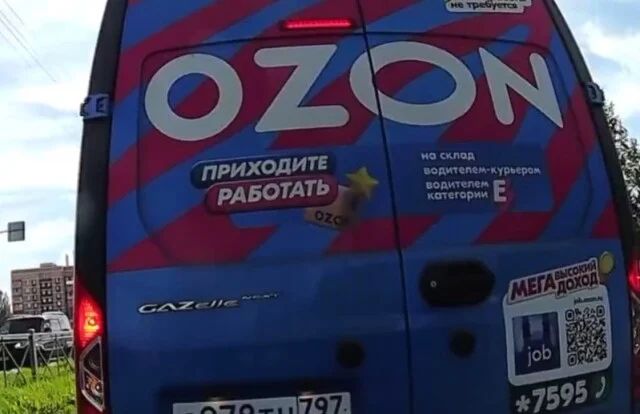  Момент ДТП в Новгороде курьер включил вместо первой передачи заднюю и устроил ДТП