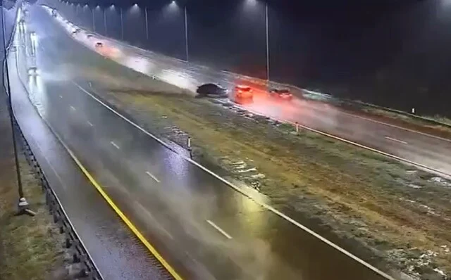  Kia Rio вылетел на встречную и столкнулся с двумя автомобилями на трассе М-4