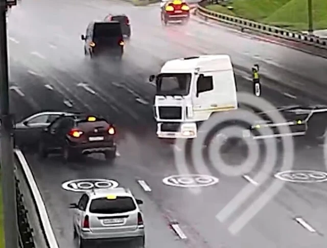  «Водитель тягача не смог затормозить»: камеры зафиксировали момент очередного ДТП на МКАД