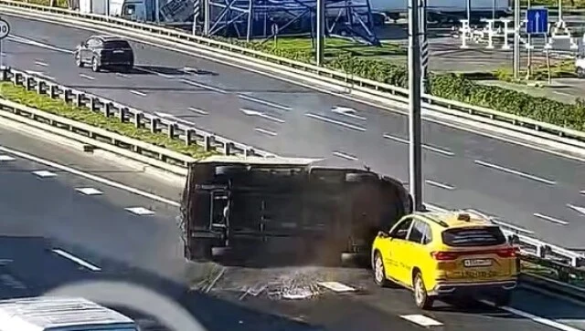  «Лопнуло колесо»: автомобиль опрокинулся в результате ДТП на МКАД