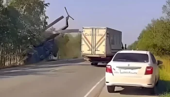  На Сахалине вертолет совершил жесткую посадку на автомобильную трассу