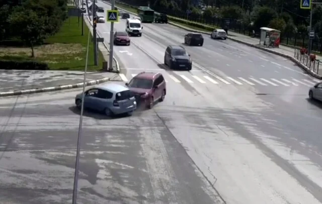  В Южно-Сахалинске водитель минивэна поворачивал налево и не пропустил внедорожник