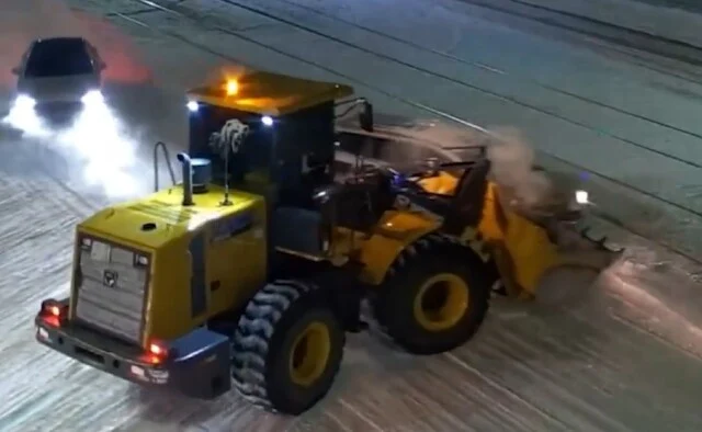  В Улан-Удэ водитель автомобиля пытался проскочить перекрёсток на красный и столкнулся с погрузчи