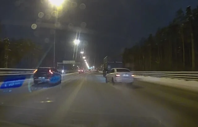  Момент ДТП на КАД: водитель белой иномарки неудачно объехал грузовик