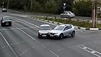  &laquo;Выехал на перекресток на красный&raquo;: Lada Granta и Renault Sandero столкнулись в Белгороде