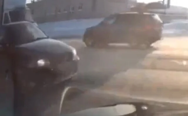  &laquo;Проехал на красный&raquo;: два автомобиля столкнулись на перекрестке в Нижнем Новгороде