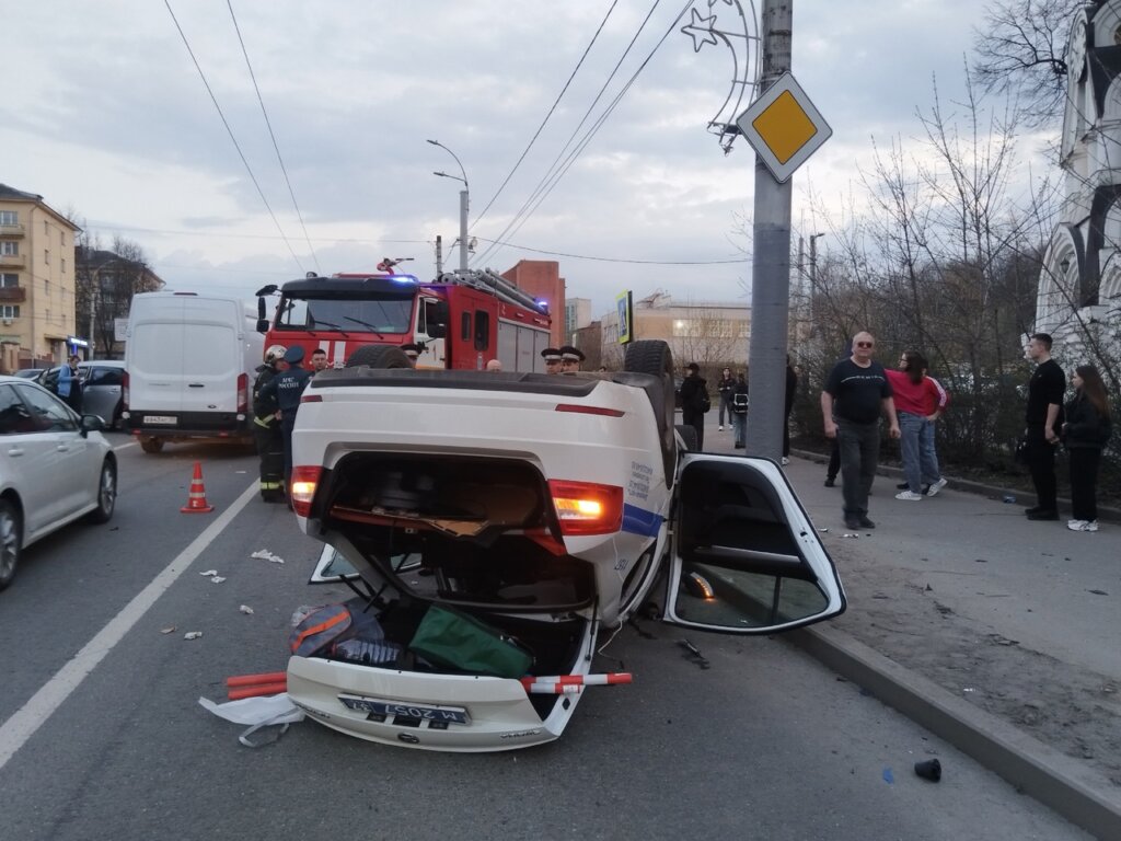 Автомобиль ДПС перевернулся в результате ДТП в Иванове