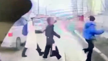  В Иркутске подростки перебегали дорогу на красный и попали под машину