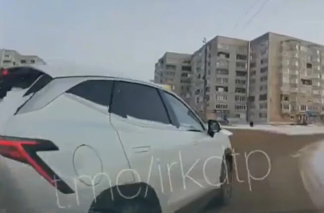	Авария в Ангарске: два автомобиля одновременно въезжали на кольцо и столкнулись. Кто виноват?