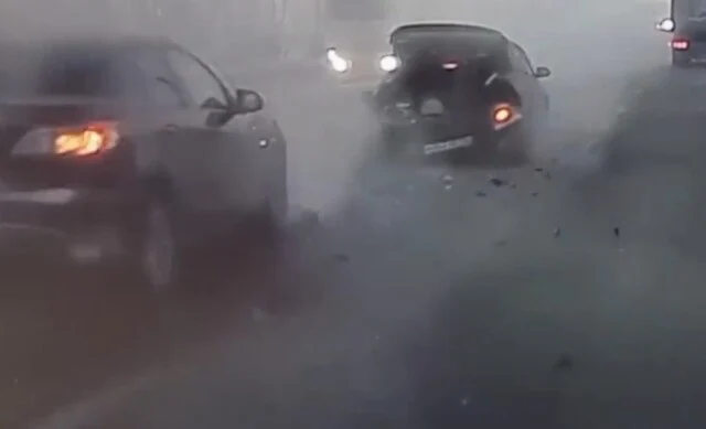  &laquo;Не заметил из-за выхлопных газов&raquo;: два автомобиля столкнулись в Красноярске