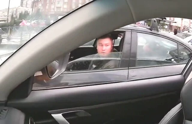  &laquo;Тебя не учили пропускать помеху справа?&raquo; — дорожный конфликт в Петербурге