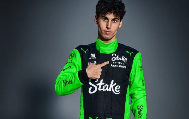 Sauber показал новые гоночные комбинезоны на сезон-2025