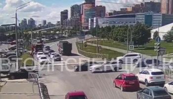  В Казани водитель грузовика при повороте направо сбил школьницу
