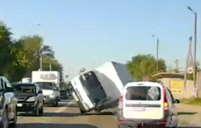  Момент ДТП в Новосибирске: водитель грузовика пытался уйти от столкновения и завалился на левый 