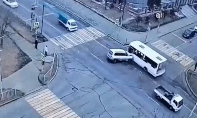  Легковой автомобиль и автобус столкнулись в Приморье