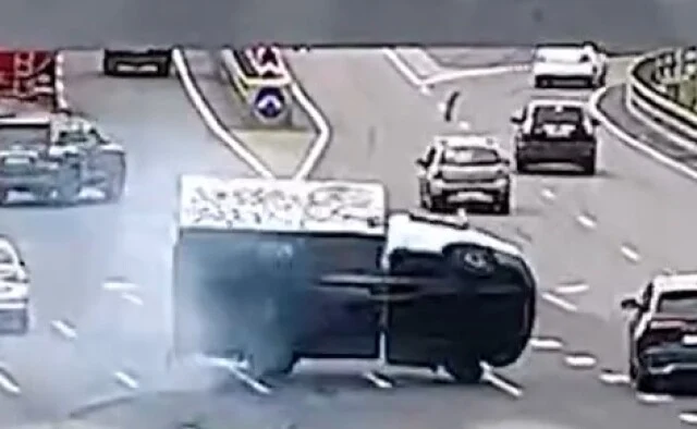  «Газель» опрокинулась в результате ДТП на МКАД