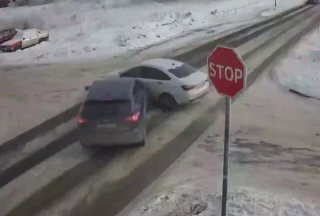  Женщина на кроссовере протаранила седан на одном из перекрестков в Великом Новгороде