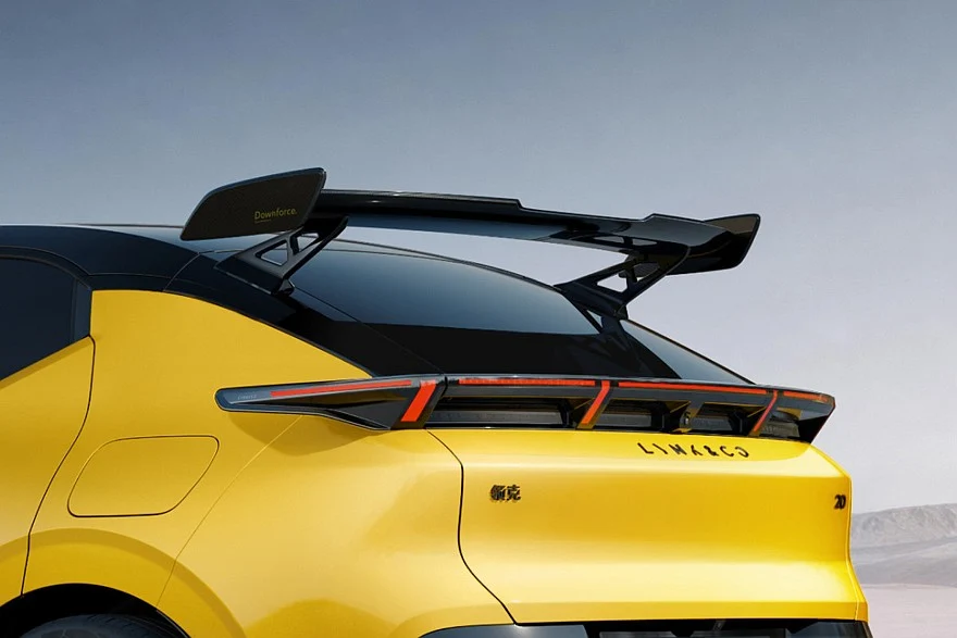 Lynk &amp; Co 20 с опциональными обвесом и антикрылом