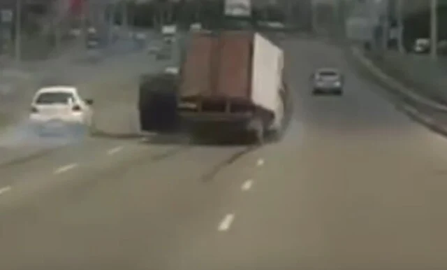  В Новосибирске BMW X5 перевернулся и столкнулся с «Газелью»